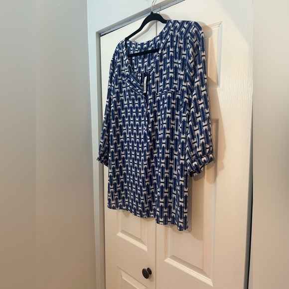 NYDJ Tops - NYDJ Blue White Geometric Print V-Neck Blouse Size 2X NWT